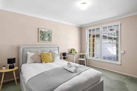 Rustic Queen Room - Located At Serene Street In Pymble - Shared Bathroom - Accommodation Broadbeach 0