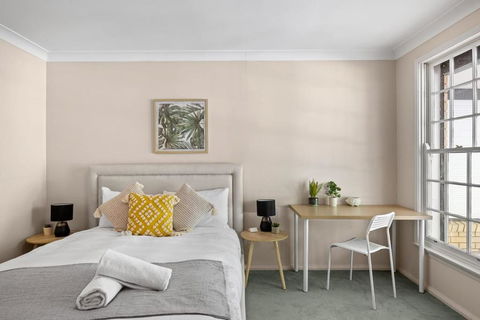 Rustic Queen Room - Located At Serene Street In Pymble - Shared Bathroom - Accommodation Broadbeach 1