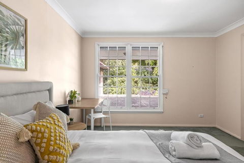 Rustic Queen Room - Located At Serene Street In Pymble - Shared Bathroom - Accommodation Broadbeach 2