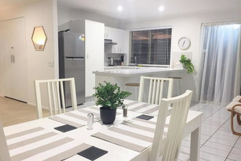 Robin Joy with Accommodation Broadbeach