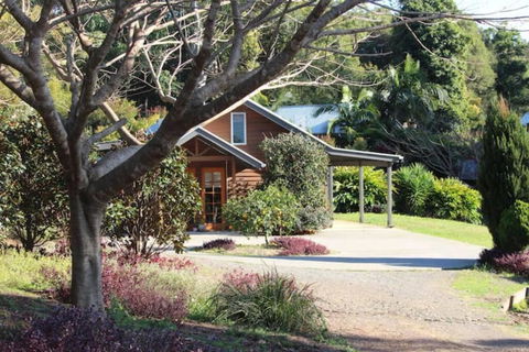 Romantic Lakeview Cottage - Accommodation Broadbeach 0