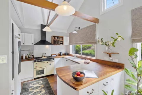 Romantic Lakeview Cottage - Accommodation Broadbeach 2