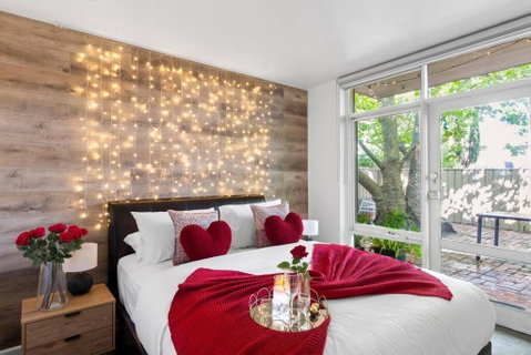 Romantic Retreat With Garden - Accommodation Broadbeach 0