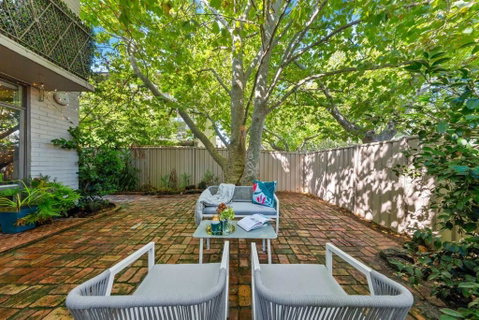 Romantic Retreat With Garden - Accommodation Broadbeach 1