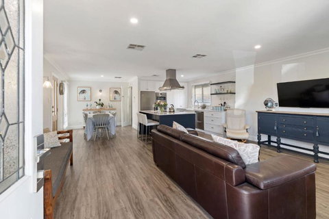 Rose Cottage 3B Hutchinson St Goolwa - Linen Included - Accommodation Broadbeach 2