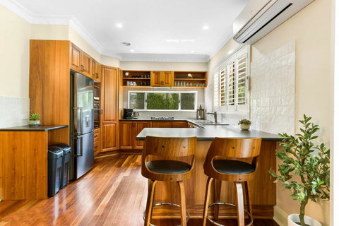 Roselawn Manor - 5 Bedroom Entertainer - Accommodation Broadbeach 0