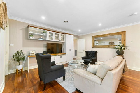 Roselawn Manor - 5 Bedroom Entertainer - Accommodation Broadbeach 2