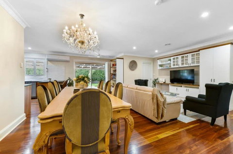 Roselawn Manor - 5 Bedroom Entertainer - Accommodation Broadbeach 3