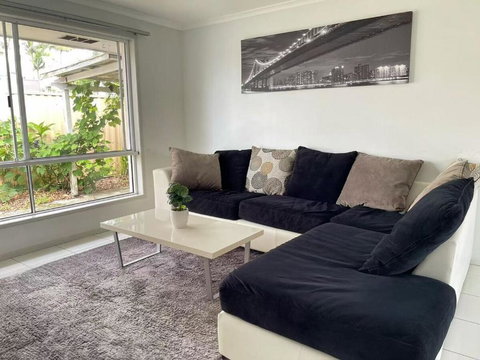 Runaway Bay Family Haven With 4beds - Accommodation Broadbeach 0