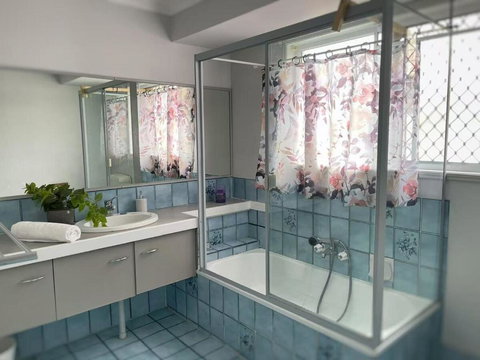 Runaway Bay Family Haven With 4beds - Accommodation Broadbeach 2