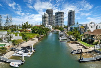 Runaway Bay Waterfront Delight with Accommodation Broadbeach