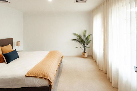 Salhus - Sleep In King Beds & Easy Walk To Town - Accommodation Broadbeach 3