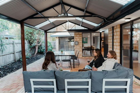 Salhus - Sleep In King Beds & Easy Walk To Town - Accommodation Broadbeach 0