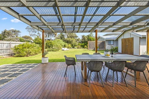 Salt Air Beach Retreat - 280m Walk To Foreshore, Check Out 5pm Sunday! - Accommodation Broadbeach 2