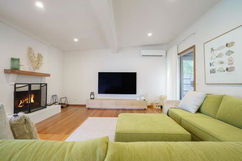 Salt Air Beach Retreat - 280m Walk To Foreshore, Check Out 5pm Sunday! - Accommodation Broadbeach 3