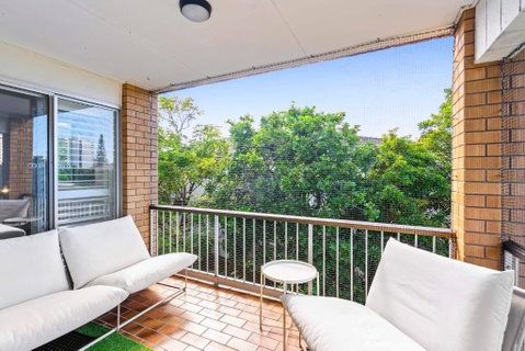 Salty Sea Breeze Apartment 500m To Waters Edge - Accommodation Broadbeach 3