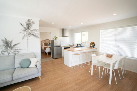 Sanbis Cabin - Hidden Boutique Retreat, Sea Views - Accommodation Broadbeach 2