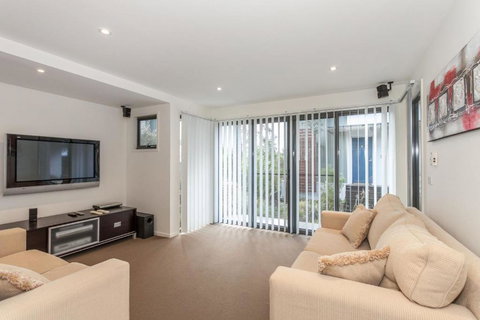 Sandy Beach One - Accommodation Broadbeach 2