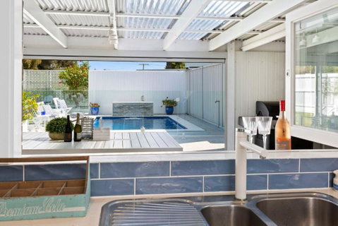 SANTORINI BEACH HOUSE SAFETY BEACH - Accommodation Broadbeach 3