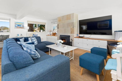 SANTORINI BEACH HOUSE SAFETY BEACH - Accommodation Broadbeach 1
