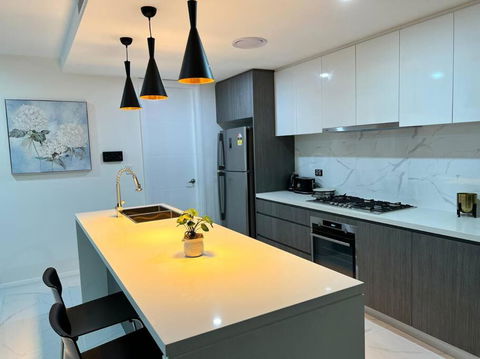Shiny New House 5 Bedroom 3Bathroom +Study/BackYd - Accommodation Broadbeach 0