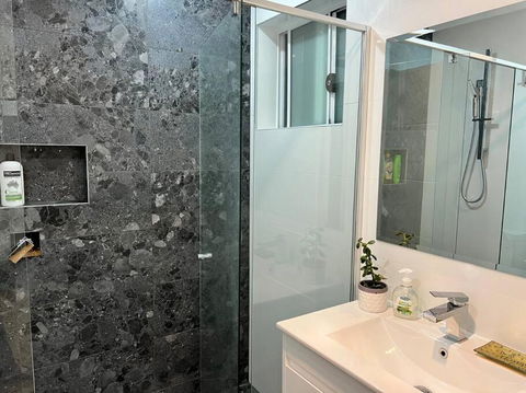 Shiny New House 5 Bedroom 3Bathroom +Study/BackYd - Accommodation Broadbeach 1
