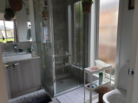 Snug & Cozy Ensuite In A New House - Accommodation Broadbeach 2