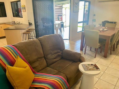 Spacious Retreat On Brenton In Tropical North Queensland - Accommodation Broadbeach 3