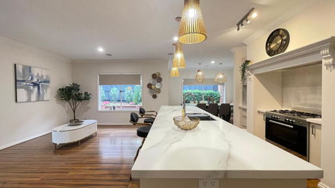 StayAU 4BRM Chic Urban Retreat - Accommodation Broadbeach 1
