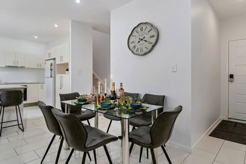 Stunning 3-bedroom Townhouse - Accommodation Broadbeach 2