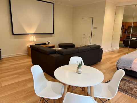 Super Luxury Self Contained Studio Unit - Accommodation Broadbeach 2