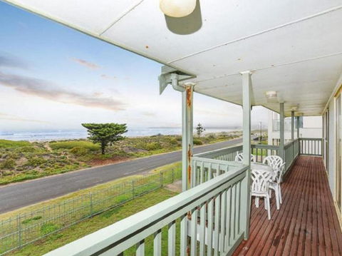 Tahren Beachfront Shack Wifi - Pet-friendly - Accommodation Broadbeach 0