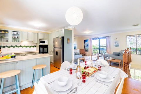 Tanilba 23 Flannel Flower Fairway Meaning White Flower - Accommodation Broadbeach 3