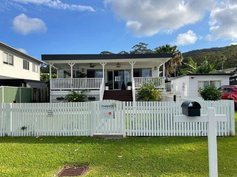 Tarbuck Lake House - Accommodation Broadbeach 0