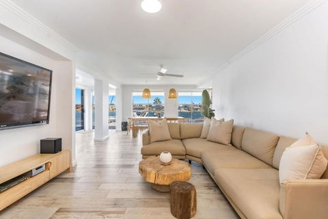 Tecoma 3 - Most Popular Waterfront - Accommodation Broadbeach 3