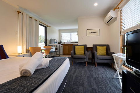 The Baby Penguin - Accommodation Broadbeach 1