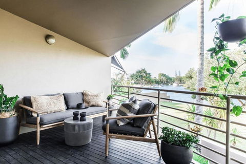 The Beach Retreat Offers Pool And River Views - Accommodation Broadbeach 0