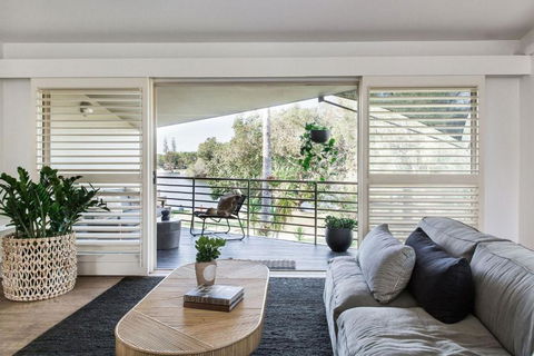 The Beach Retreat Offers Pool And River Views - Accommodation Broadbeach 2