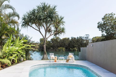The Beach Retreat Offers Pool And River Views - Accommodation Broadbeach 1
