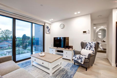 The Hamptons - Lux 2 Bed 2 Bath, Pool - Central Location - Accommodation Broadbeach 0