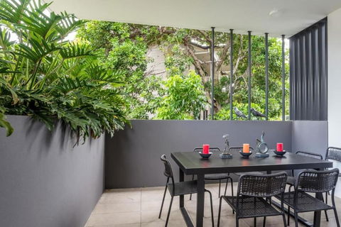 The Eclectic Retreat - 3BR With Parking - Accommodation Broadbeach 1