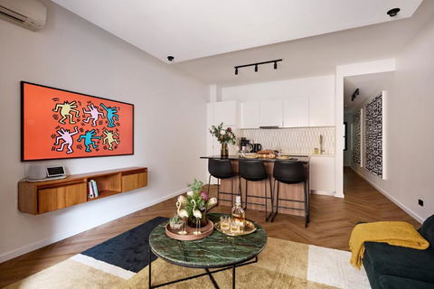 The Brass Flamingo On Oxford Street - Accommodation Broadbeach 2