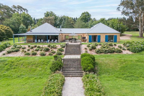 The Bundanoon Lakehouse - Accommodation Broadbeach 1