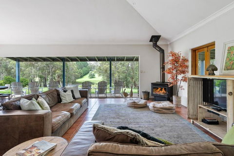 The Bundanoon Lakehouse - Accommodation Broadbeach 2