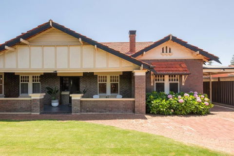 The Bungalow - Boutique Pool Glenelg Beach - Accommodation Broadbeach 1