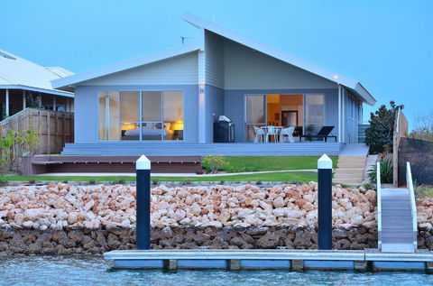 The Carnarvon Luxury Canal Home - Accommodation Broadbeach 0
