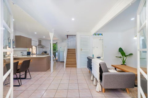 The Cedar Cottage - Accommodation Broadbeach 2