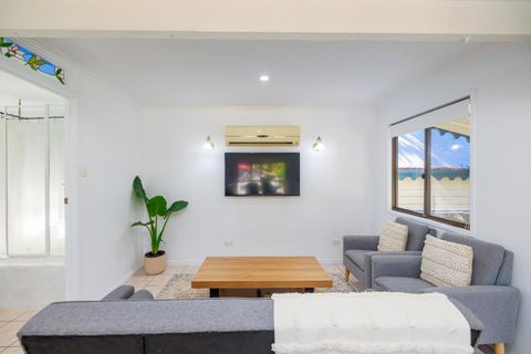 The Cedar Cottage - Accommodation Broadbeach 3
