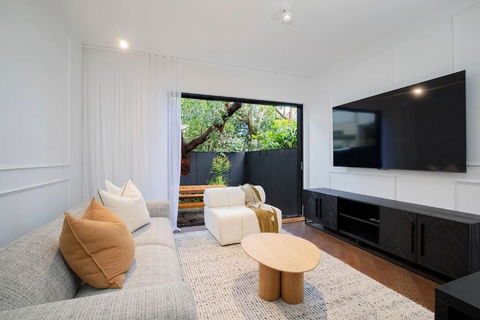 The Cloudscape - Cosy, Modern, And Chic Designer Pad - Accommodation Broadbeach 0
