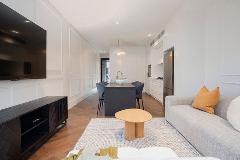 The Cloudscape - Cosy, Modern, And Chic Designer Pad - Accommodation Broadbeach 2